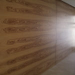 Panel con puerta integrada en madera de Fresno Olivo, acabado natural